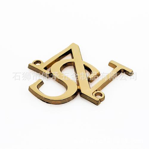 五金小标牌工厂服装箱包辅料金色英文字母手缝标异形logo标牌厂家